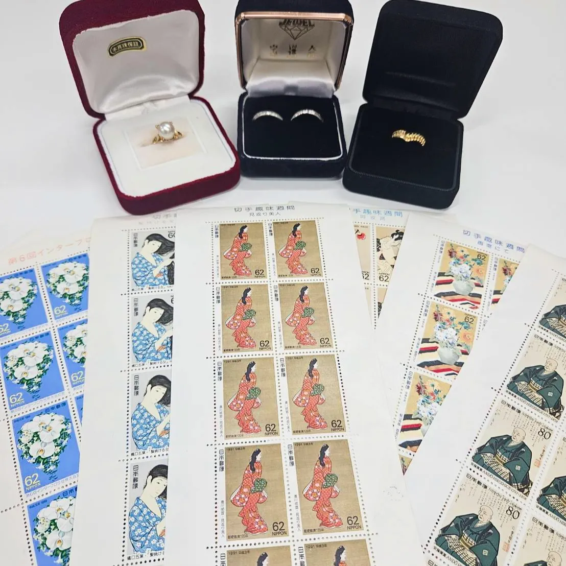 豪華なリング💍や切手📮シートなどたくさんまとめてお買い取りさせていただきました✨