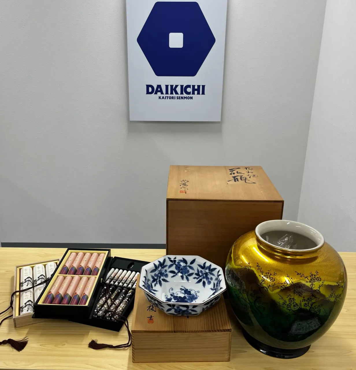 花瓶や盛鉢、お線香などお買取りさせていただきました😊